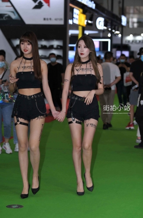 长腿车模姐妹