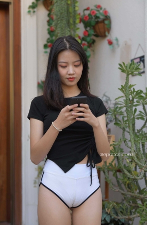 健身白短热裤小妹 【套图+视频】