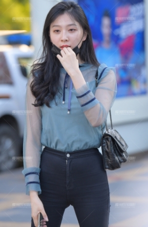 黑色紧牛美女