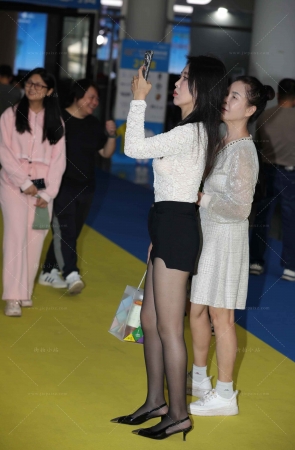车展偶遇韵味黑色丝长腿朲槭~