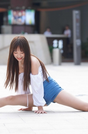 清新可爱的热裤女孩