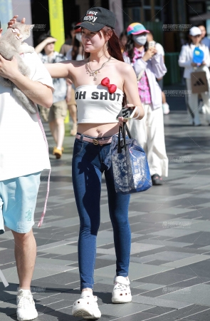 蓝色牛仔裤美女