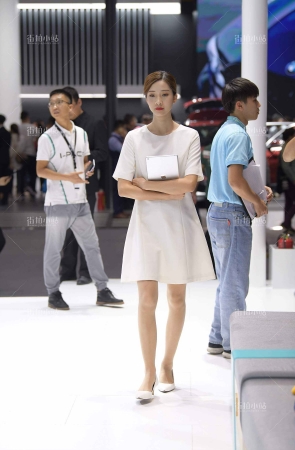 白裙丝袜美女