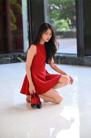 亮眼红裙高跟