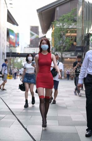 街拍红色包臀裙美女