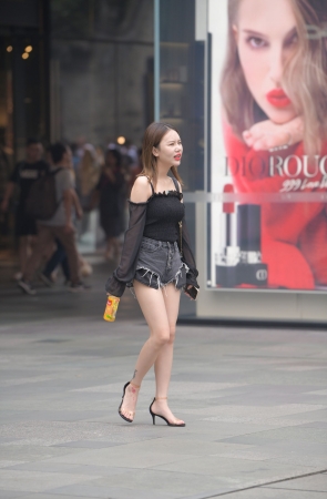 热裤美腿，凉高跟