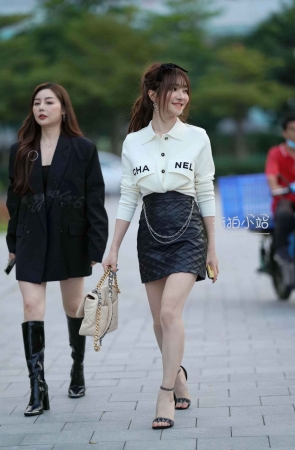 皮裙小姐姐