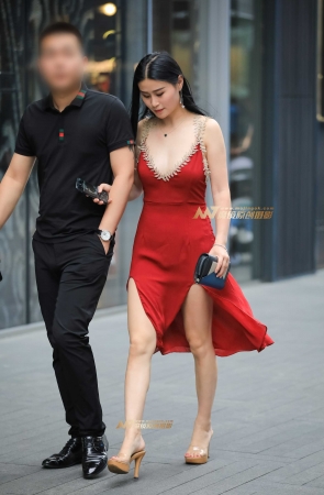 低胸养眼长裙 凸显性感女人味!