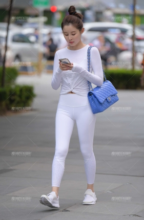 白色性感紧身裤美女