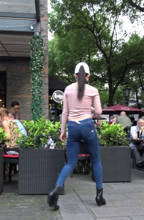 极度紧绷蓝牛粉衣鸭舌帽美女