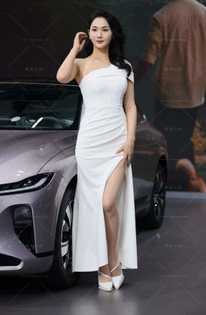 街拍白长裙超薄丝女模特