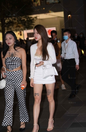 白色短裙高跟美女