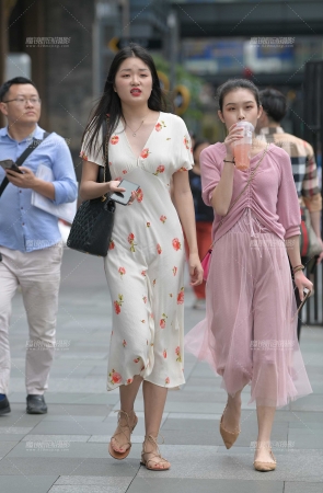 这裙子，蛮贴身的，好看~