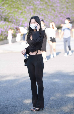 黑色长裤美女