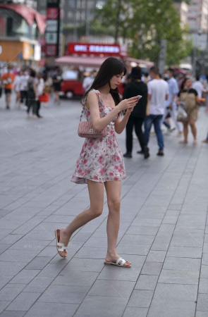街拍碎花连衣裙小妹