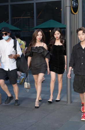 靓丽的美腿高跟美女