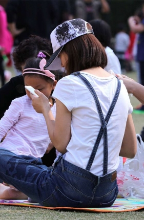 No1010 年轻少妇的一双足底，嫩得像没有走过路似的