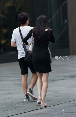 黑色裙大长腿美女