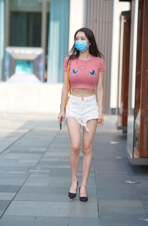 白色热裤美腿小姐姐
