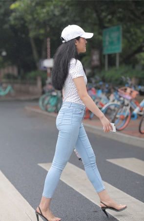 蓝色牛仔裤美女