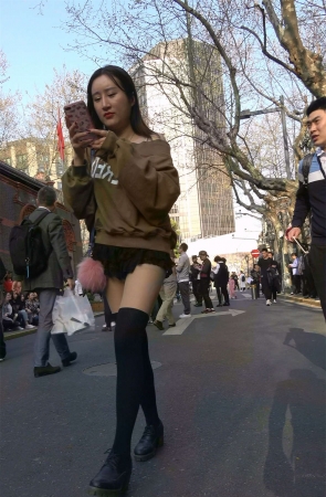 超短蕾丝裙长筒袜美腿小姐姐