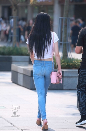 破洞牛仔裤，露脐装，美女