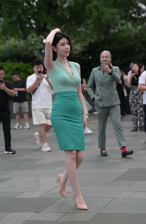 白嫩绿色包臀裙