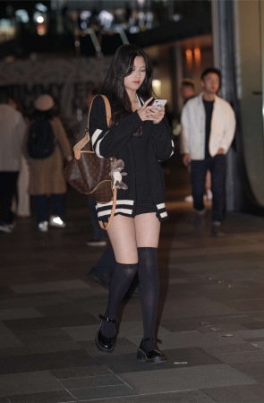 黑色紧身包臀裙黑中长袜