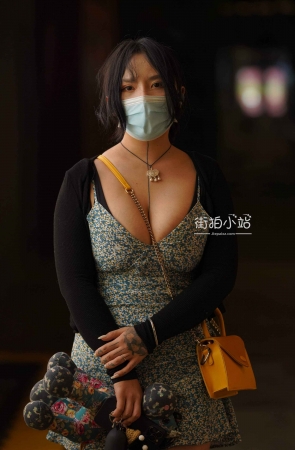 搭讪夜拍低胸裙美眉