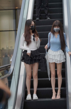 街拍超短裙网红姐妹