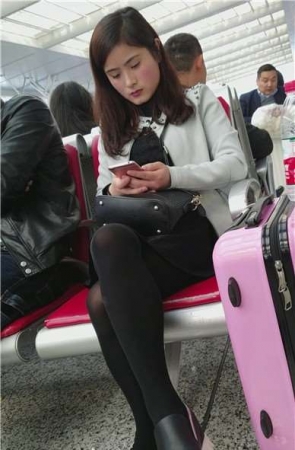 4k-候车室拍摄黑色丝袜小清新美眉