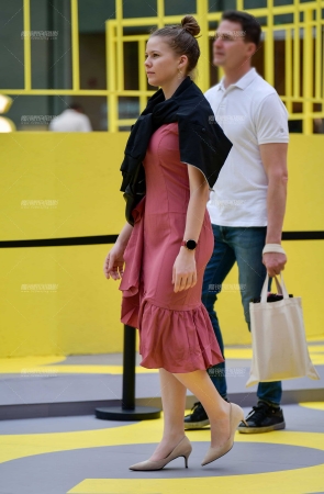 &微微丰腴红裙美女