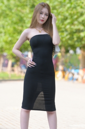 黑色包臀裙美女