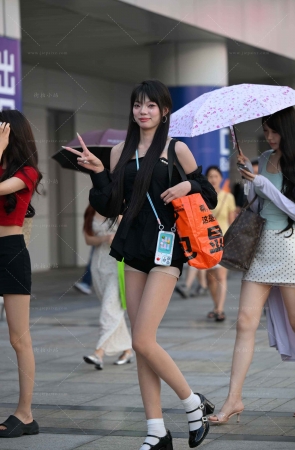 苗条高挑的丝腿女孩