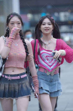 街拍双马尾吧短裙女孩儿