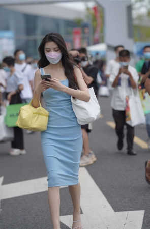 柔美蓝色修身裙