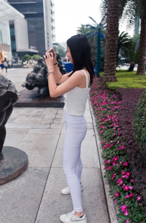白色紧身裤美女原图