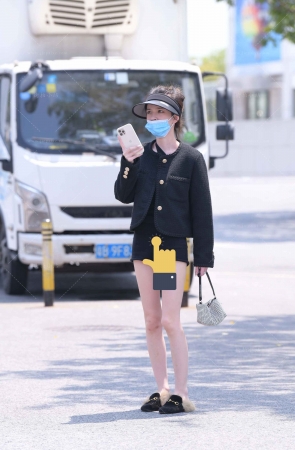 苗条的小姐姐，春光乍.........