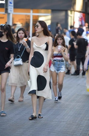 吊带裙大美女