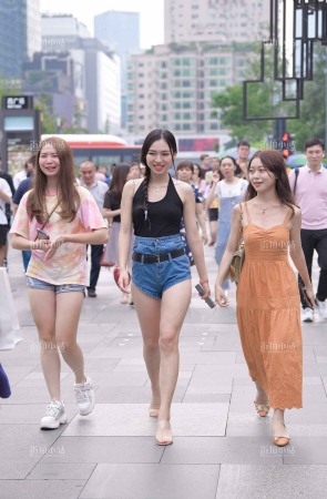 街拍白皙大长腿美眉