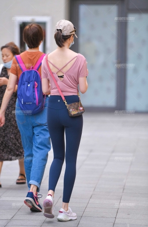 蓝色瑜伽裤小姐姐