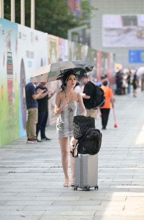 抹胸超短裙性感美女