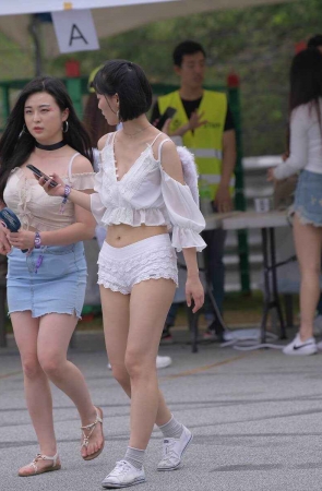 小吊带衫白短热裤美眉