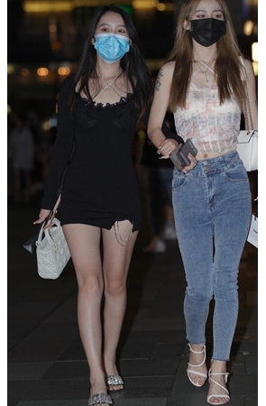 夜拍黑色连体包臀裙美女【套图+视频】