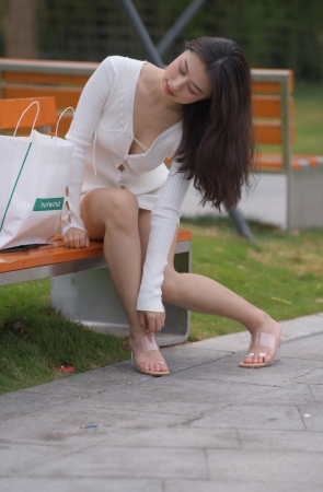 白裙女孩