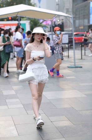 街拍白裙小仙女