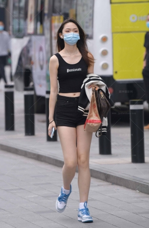22521-17=55√热裤女孩 18P