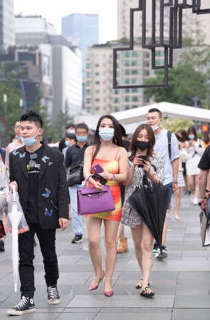 吊带包臀裙女孩