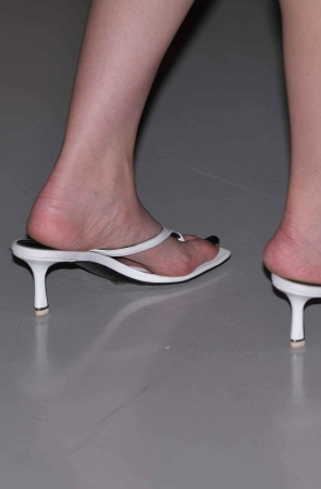 美足白裙