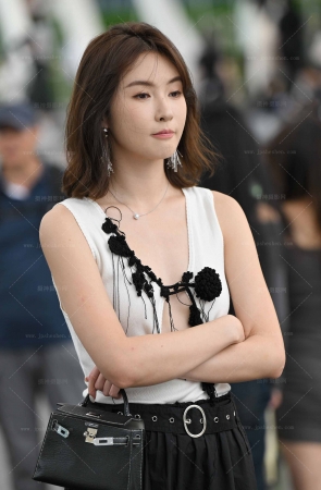 241026-2=75√性感又清新的小姐姐【套图➕视频】 8P